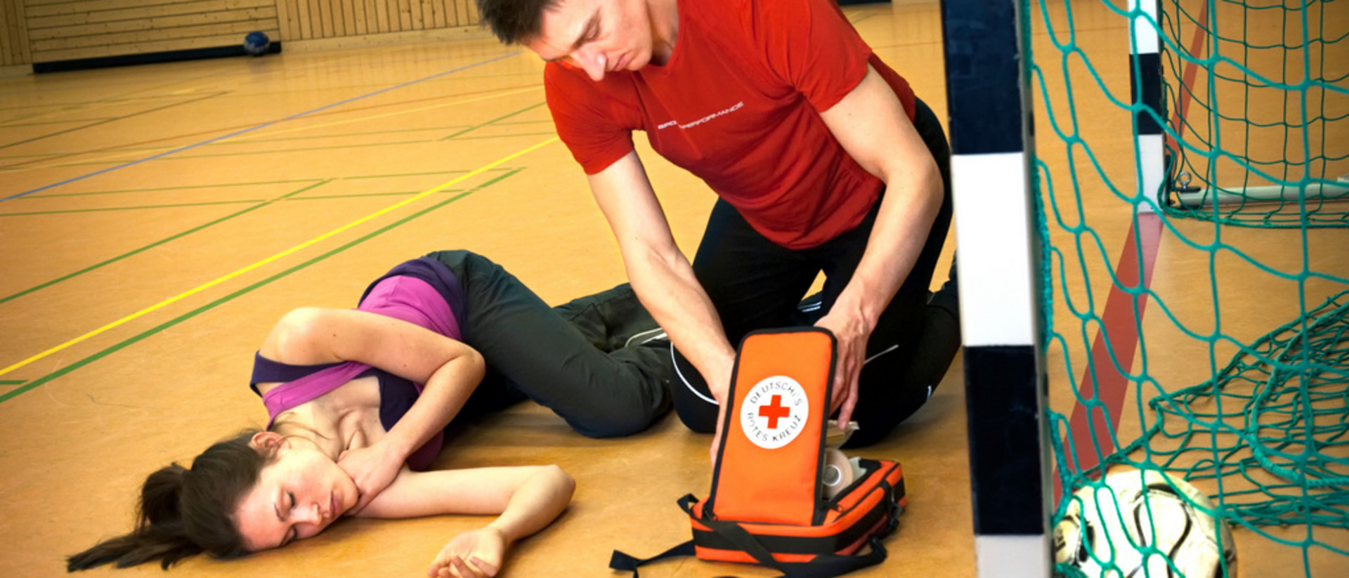 Junge Frau in stabiler Seitenlage