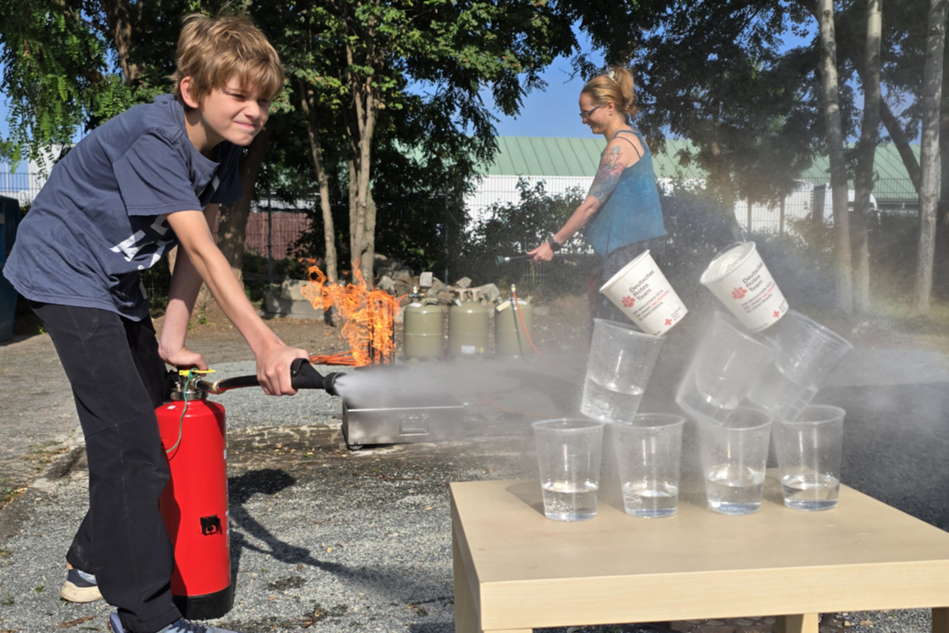 Kind löscht mit Wasser